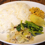 スパイスカフェ - カレー2種 1500円 のライス。ジャガイモ、ほうれん草