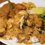 スパイスカフェ - カレー2種 1500円 のライスにエビとポークビンダル2種掛け