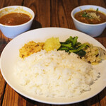 スパイスカフェ - カレー2種 1500円 のエビ、ポークビンダル、ライス