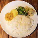 スパイスカフェ - カレー2種 1500円 のライス。ジャガイモ、ほうれん草