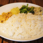スパイスカフェ - カレー2種 1500円 のライス。ジャガイモ、ほうれん草