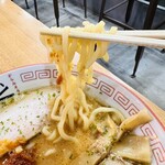 からみそラーメン ふくろう - みぇんは太めの柔らかめでモチっとしてます。チョと近いけど、龍上海の麺には及ばず…