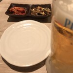 Yakiniku Sansuien - お通しとのみほのビール
                        