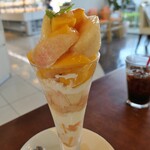 フルーツピークス - （2023/8月）黄金桃と白桃の二種の桃パフェ