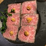 TEPPAN MAFIA - ローストビーフのカルパッチョ、ウニ乗せ