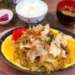 Yakisoba A - エースセット（ごはんと味噌汁）で¥900
                      しかも大盛り無料。熱々鉄板は名古屋ならではです