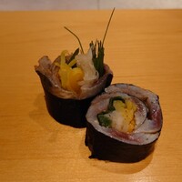 鮨 はしもと - 赤酢で〆た鰯の海苔巻