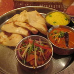 インド＆タイ料理専門店 Surya Royal Garden - 「チキンヴィンダーロ」と「チャナマサラドライ」そしてチーズナン