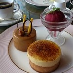 カシスのシャーベット・シブースト・キャラメルとパッションフルーツのムース