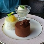 洋ナシのシャーベット・ココナツムース・チョコレートケーキ