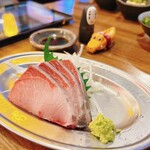 Takamatsuenajisutando hajimeshouten - ハマチのお刺身
                      肉も魚もあるのが、お店の嬉しい特徴◎