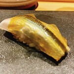 鮨しいな - 白板昆布がのったコハダ