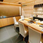 鮨しいな - カウンター席