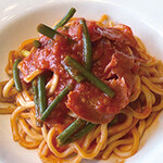 意式臘腸和蒜苗的意式辣番茄醬意面