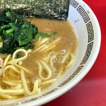 家系ラーメン 佐々喜家 - 豚骨感よりも醤油の主張が強いスープ。