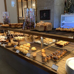 パンとエスプレッソと花束を - パンもいろいろあって迷う