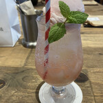 パンとエスプレッソと花束を - シュワシュワで美味い。しかし紙ストロー味は苦手だ、、、桃が詰まって惨事だし笑