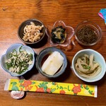 ゆくい処 石だたみ - 手始めに6品、左上からミミガー、青菜、もずく酢、ニガナ白和え、ジーマミー豆腐、昆布と大根