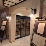 レストラン ロワール 鉄板焼 - レストラン　ロワールは、入り口を真っ直ぐに進むとフレンチ、左手の扉の先が鉄板焼のスペース。