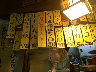 h Isohachi - 店内の短冊メニュー（カウンター席 上左側）