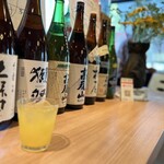 Cafe Dining ICHIFU - 魅力的な一升瓶が並ぶカウンター席に座らせていただき‥フリードリンクコーナーからオレンジジュースを♪