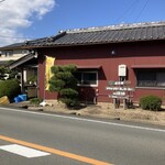 SHO - この建物の裏側が入口