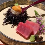 日本焼肉はせ川 別亭 - 本鮪(青森大間) バフン雲丹(北海道根室)手毬寿司