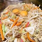 居食鉄板ニュー初美 - 野菜炒め　生玉子入り