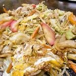 居食鉄板ニュー初美 - 野菜炒め　生玉子入り