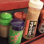 そば処 長岡屋 - 卓上の調味料☆そばふりかけや、わさびのりなど、変わった物もある（＾O＾）