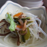 Hana Murasaki - 小鉢は３つ、酢の物には苦手な胡瓜が入ってなかったんで超ラッキー、先ずはこれからいただきました。
                      