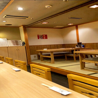 カウンター席・テーブル席・お座敷完備