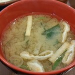 Sukiya - 味噌汁　温かくて味噌の旨味が美味しかった。寒い朝には最高です。