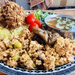 Higashishinjuku Sanrasa - あいがけ（「枝豆チキンキーマカレー」＆「トマト＆梅肉ラッサム」） シン無水チキンカレーのトッピング