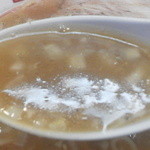 とん八ラーメン - 2013.10.22  刻みたまねぎが浮いた、コッテリとんこつ醤油スープ☆