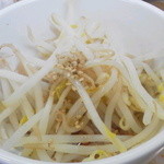 とん八ラーメン - デフォルトでついてくるモヤシ☆