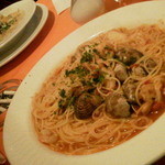 【新鮮魚介とトマトのスパゲティーペスカトーレ】(手前)　と　【ボルチーニ茸とパンチェッタのクリームのフィットチーネ】(奥)