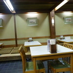 そば処 紀文 - 結構縦長に広い店内。座敷もテーブル席も多いです