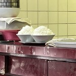 太興飯店 - 定食のご飯は　いつもマンガ盛り状態！　やっぱ安いわ〜