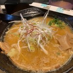 麺屋のろし - 着丼。うん、ビジュはイマイチ。手前でチャーシューが半身浴。で、スープも何の特徴無し。残念でした。