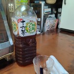 Matsugen - お茶はセルフだけどペットボトルで提供されます。