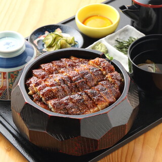 絶品名古屋名物ひつまぶし！オリジナル卵黄醤油をかけて・・・