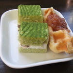 農家レストラン さん食亭 - 2）箸休め　抹茶ケーキ・ワックルに自家製ももジャム