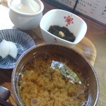 森メシ - お味噌汁、シミター。もずく酢もいいね！