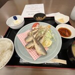Roppo Mmatsu Shokudou - 小ぶりの鯵を唐揚げにしてあり、小骨も食べられてカルシウム補給が出来ました。味噌汁は魚のアラが良い出汁を出して美味しい｡
