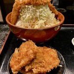 ごちそう家 ぽん太 - 食べ辛いので取り皿にカツを避難させて