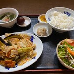 廣東餃子房 - 日替り定食924円