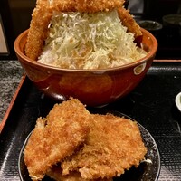 ごちそう家 ぽん太 八丁堀店 - 食べ辛いので取り皿にカツを避難させて