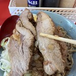 Ramen Fujimaru - とても食べ易く、固さも感じず、うんまい豚❣️とは言えかなりのボリュームなので、ぶためんはやはりチャレンジメニューだろう。チャーシュー麺気分でオーダーしないよう、一応、念のため。