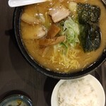 なまら食堂 - 醤油ラーメン大盛とサービスライス